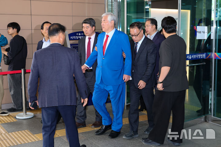 [서울=뉴시스] 황준선 기자 = 서울서부지방법원 난동 사건의 배후 의혹을 받아 재판에 넘겨진 전광훈 사랑제일교회 목사가 17일 서울 마포구 서울서부지방법원에서 열린 2차 공판을 마친 뒤 법원을 나서고 있다. 2026.04.17. hwang@newsis.com