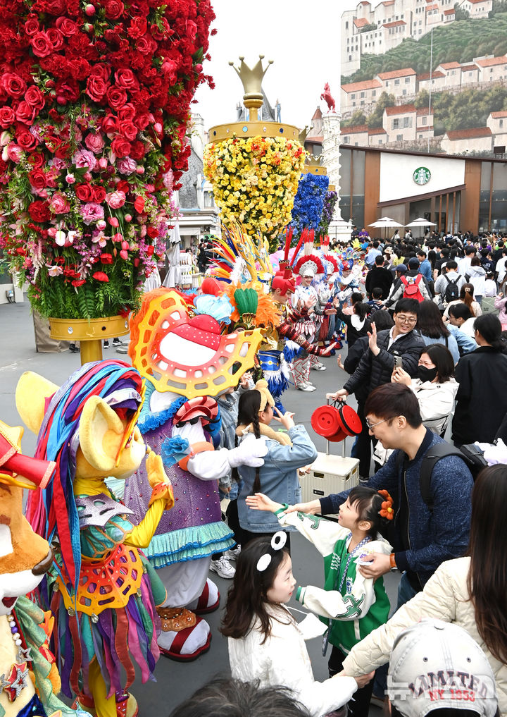 [용인=뉴시스] 김종택기자 = 17일 경기 용인시 에버랜드에서 열린 '개장 50주년 오프닝 이벤트'에서 캐릭터와 연기자들이 입장하는 관람객에게 인사하고 있다. 1976년 '자연농원'으로 출발한 에버랜드의 현재 누적 방문객은 3억명에 육박한 것으로 나타났다. 이는 국민 1인당 평균 5회 이상 방문한 수준이다. 2026.04.17. jtk@newsis.com