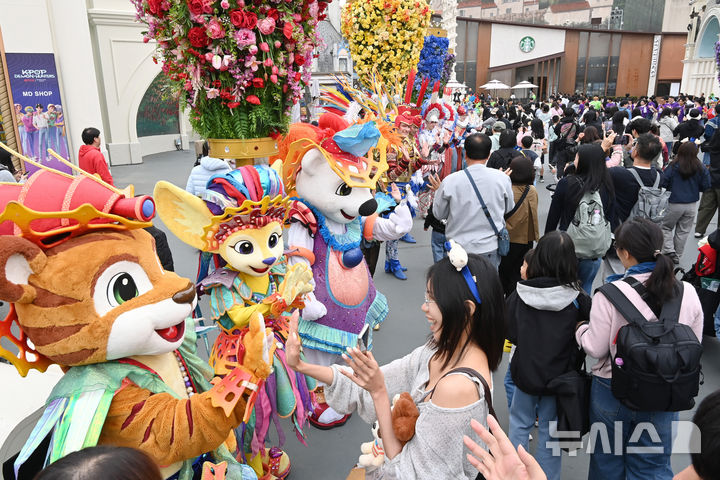 [용인=뉴시스] 김종택기자 = 17일 경기 용인시 에버랜드에서 열린 '개장 50주년 오프닝 이벤트'에서 캐릭터와 연기자들이 입장하는 관람객에게 인사하고 있다. 1976년 '자연농원'으로 출발한 에버랜드의 현재 누적 방문객은 3억명에 육박한 것으로 나타났다. 이는 국민 1인당 평균 5회 이상 방문한 수준이다. 2026.04.17. jtk@newsis.com
