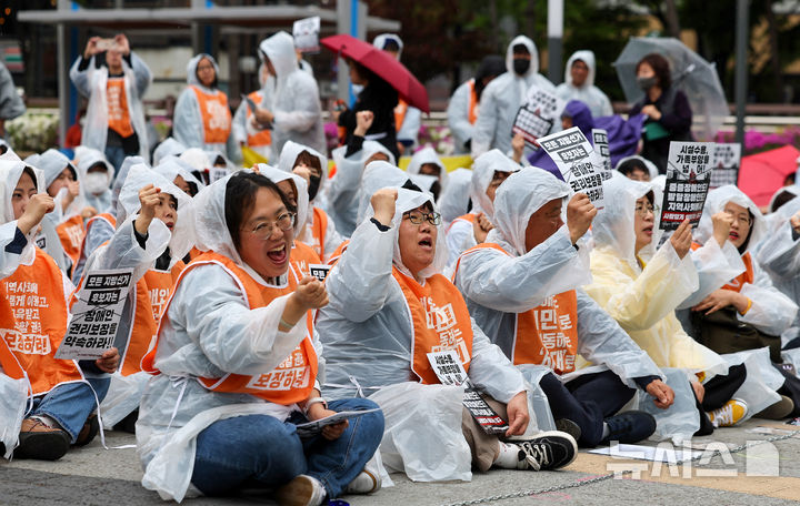 [대구=뉴시스] 이무열 기자 = 17일 대구 중구 2·28기념중앙공원에서 열린 '2026년 지방선거 대구지역 장애인 권리보장 촉구 결의대회'에서 대구지방선거장애인차별철폐연대가 구호를 외치고 있다. 2026.04.17. lmy@newsis.com