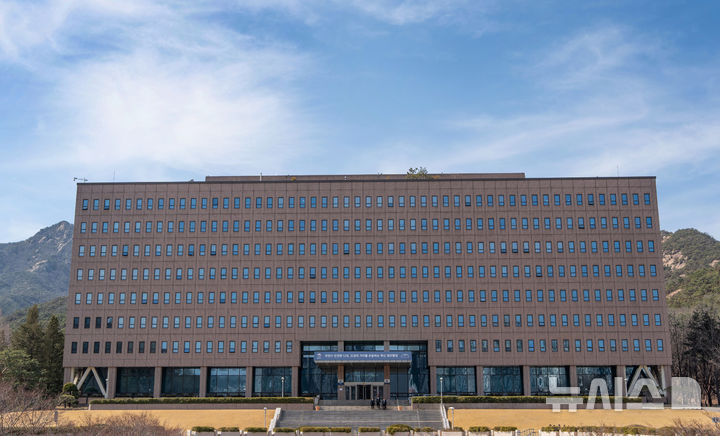 [서울=뉴시스] 법무부가 농번기를 맞아 계절근로자의 사증발급인정서 발급 지체를 막기 위한 조치에 나섰다. 사진은 법무부 청사 전경. (사진=법무부 제공) 2026.04.22. photo@newsis.com