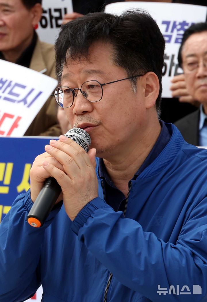 [서울=뉴시스] 조성봉 기자 = '민주당 전북도지사 경선' 관련 단식 농성중인 안호영 더불어민주당 의원이 17일 오전 서울 여의도 국회 본청 계단 앞에서 열린 '경선 식사비 대납 의혹 재감찰 촉구 전북도민 담화문 발표 기자회견'에서 발언을 하고 있다. 2026.04.17. suncho21@newsis.com