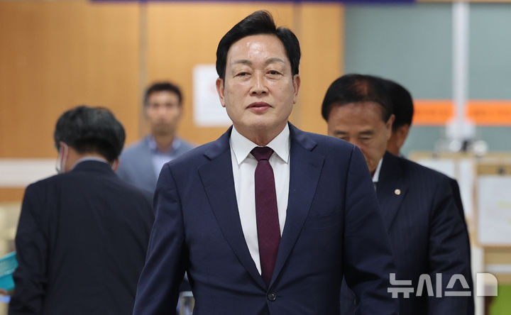 [서울=뉴시스] 박주성 기자 = 경기 양평 공흥지구 개발 특혜 의혹으로 재판에 넘겨진 김선교 국민의힘 의원이 17일 오후 서울 서초구 서울중앙지방법원에서 열린 공판에 출석하고 있다. 2026.04.17. park7691@newsis.com