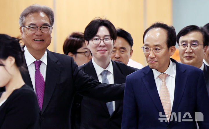[서울=뉴시스] 박주성 기자 = 정진석(왼쪽) 전 대통령 비서실장과 추경호 국민의힘 의원이 17일 오후 서울 서초구 서울중앙지방법원에서 열린 공판에 출석하며 인사를 나누고 있다. 2026.04.17. park7691@newsis.com