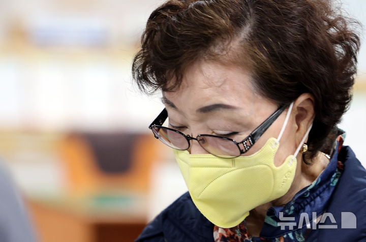 [서울=뉴시스] 박주성 기자 = 14억여원의 장기요양급여를 부당 청구해 환수 처분을 받은 김건희 여사 일가 요양원이 처분을 취소하라며 제기한 소송에서 패소하자 항소했다. 사진은 경기 양평 공흥지구 개발 특혜 의혹으로 재판에 넘겨진 김건희 여사 모친 최은순 씨가 지난달 17일 오후 서울 서초구 서울중앙지방법원에서 열린 공판에 출석하는 모습. 2026.05.04. park7691@newsis.com