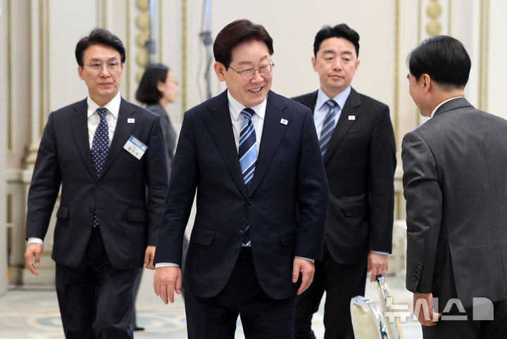 [서울=뉴시스] 고범준 기자 = 이재명 대통령이 17일 청와대에서 열린 공공기관 및 유관기관 업무보고에 입장하고 있다. (청와대통신사진기자단) 2026.04.17. bjko@newsis.com