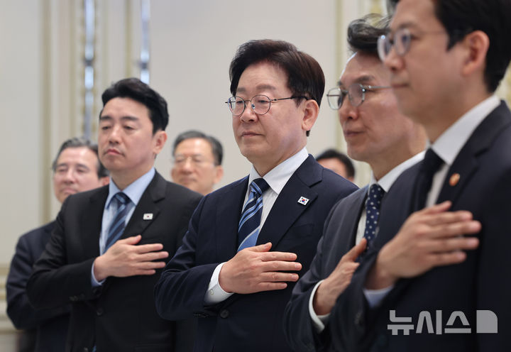 [서울=뉴시스] 고범준 기자 = 이재명 대통령이 17일 청와대에서 열린 공공기관 및 유관기관 업무보고에서 국민의례를 하고 있다. (청와대통신사진기자단) 2026.04.17. bjko@newsis.com