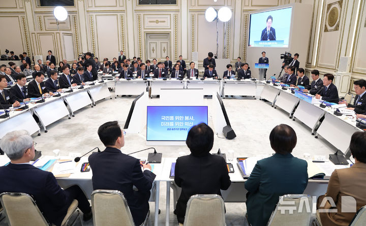 [서울=뉴시스] 고범준 기자 = 이재명 대통령이 17일 청와대에서 열린 공공기관 및 유관기관 업무보고에서 발언하고 있다. (청와대통신사진기자단) 2026.04.17. bjko@newsis.com