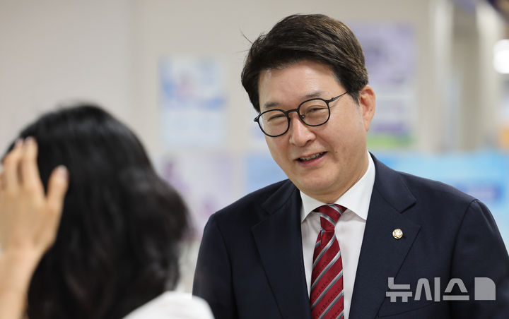 [서울=뉴시스] 박주성 기자 = 비상계엄 해제 의결을 방해한 혐의로 기소된 추경호 국민의힘 의원 재판에 증인으로 채택된 국민의힘 신동욱 의원이 17일 오후 서울 서초구 서울중앙지방법원에서 열린 공판에 출석하고 있다. 2026.04.17. park7691@newsis.com