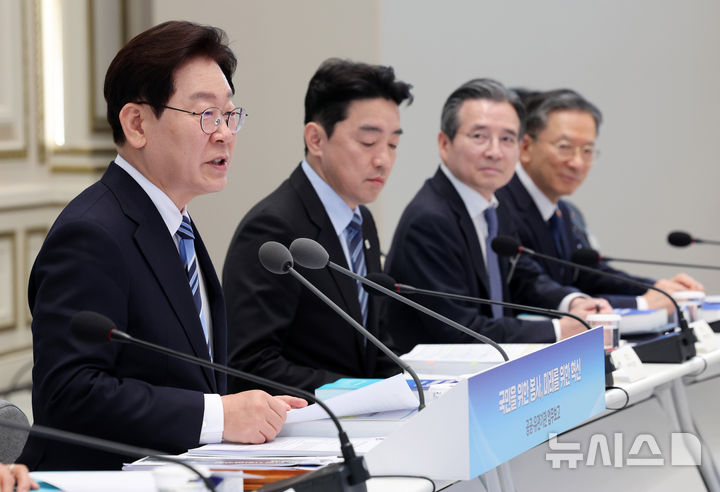 [서울=뉴시스] 고범준 기자 = 이재명 대통령이 17일 청와대에서 열린 공공기관 및 유관기관 업무보고에서 발언하고 있다. (청와대통신사진기자단) 2026.04.17. bjko@newsis.com