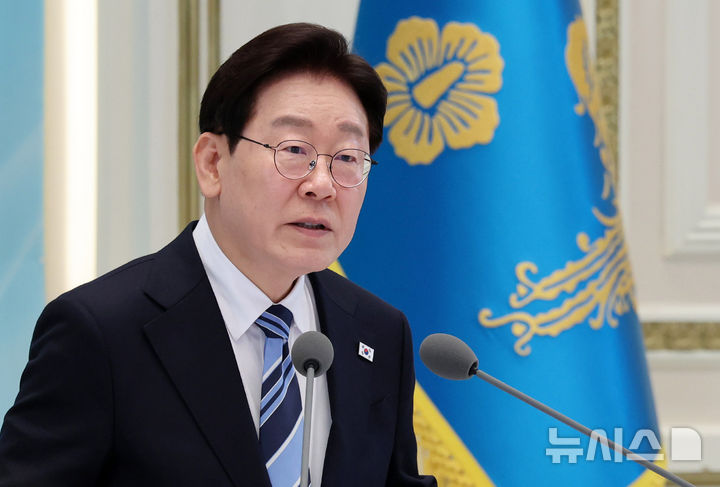 [서울=뉴시스] 고범준 기자 = 이재명 대통령이 17일 청와대에서 열린 공공기관 및 유관기관 업무보고에서 발언하고 있다. (청와대통신사진기자단) 2026.04.17. bjko@newsis.com