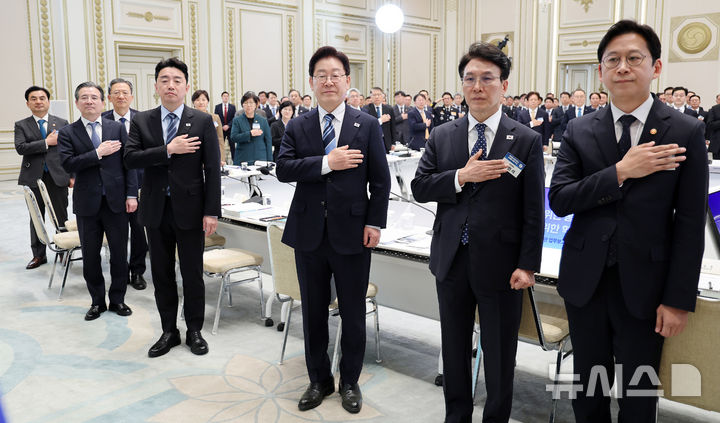 [서울=뉴시스] 고범준 기자 = 이재명 대통령이 17일 청와대에서 열린 공공기관 및 유관기관 업무보고에서 국민의례를 하고 있다. (청와대통신사진기자단) 2026.04.17. bjko@newsis.com