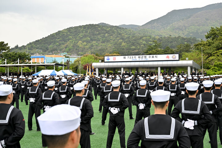 [서울=뉴시스] 17일 경남 창원시 진해구 해군교육사령부 기초군사교육단 연병장에서 '해군병 723기 수료식'이 열리고 있다. (사진=해군교육사령부 제공) 2026.04.17. photo@newsis.com *재판매 및 DB 금지