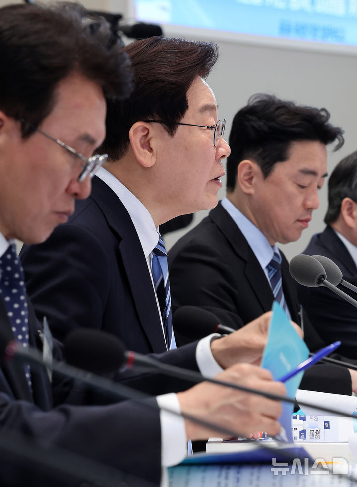 [서울=뉴시스] 고범준 기자 = 이재명 대통령이 17일 청와대에서 열린 공공기관 및 유관기관 업무보고에서 발언하고 있다. (청와대통신사진기자단) 2026.04.17. bjko@newsis.com