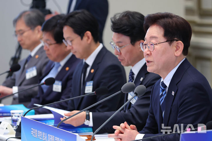 [서울=뉴시스] 고범준 기자 = 이재명 대통령이 17일 청와대에서 열린 공공기관 및 유관기관 업무보고에서 발언하고 있다. (청와대통신사진기자단) 2026.04.17. bjko@newsis.com