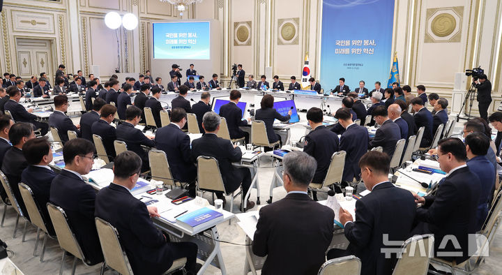 [서울=뉴시스] 고범준 기자 = 이재명 대통령이 17일 청와대에서 열린 공공기관 및 유관기관 업무보고에서 발언하고 있다. (청와대통신사진기자단) 2026.04.17. bjko@newsis.com