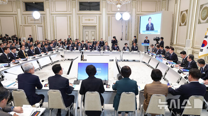 [서울=뉴시스] 고범준 기자 = 이재명 대통령이 17일 청와대에서 열린 공공기관 및 유관기관 업무보고에서 발언하고 있다. (청와대통신사진기자단) 2026.04.17. bjko@newsis.com