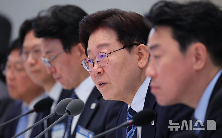 [서울=뉴시스] 고범준 기자 = 이재명 대통령이 17일 청와대에서 열린 공공기관 및 유관기관 업무보고에서 참석한 기관장들에게 질문하고 있다. (청와대통신사진기자단) 2026.04.17. bjko@newsis.com