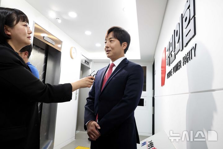 [서울=뉴시스] 조성봉 기자 = 이성배 전 MBC 아나운서가 17일 오후 서울 여의도 중앙당사에서 열린 경기도지사 후보 추가 면접 전 취재진의 질문에 답변하고 있다. 2026.04. 17. suncho21@newsis.com