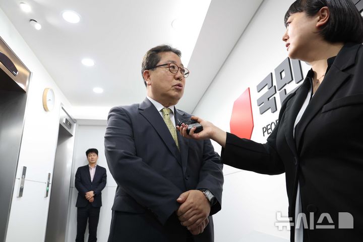 [서울=뉴시스] 조성봉 기자 = 조광한 국민의힘 최고위원이 17일 오후 서울 여의도 중앙당사에서 열린 경기도지사 후보 추가 면접 전 취재진의 질문에 답변하고 있다. 2026.04. 17. suncho21@newsis.com