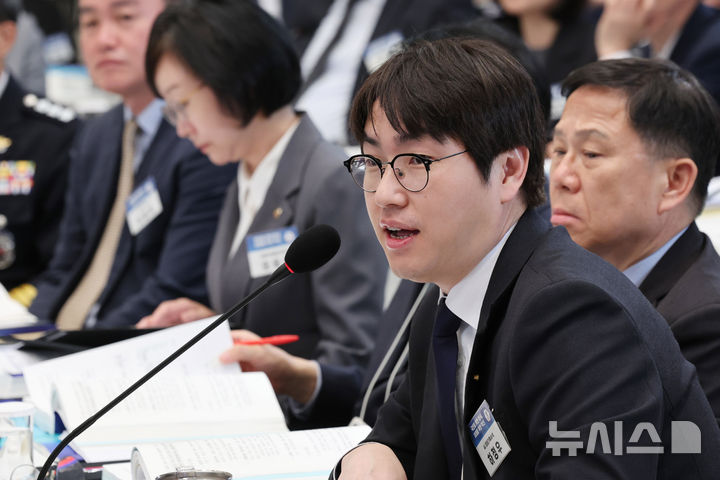 [서울=뉴시스] 고범준 기자 = 하정우 AI미래기획수석이 17일 청와대에서 열린 공공기관 및 유관기관 업무보고에서 이재명 대통령 질문에 답변하고 있다. (청와대통신사진기자단) 2026.04.17. bjko@newsis.com