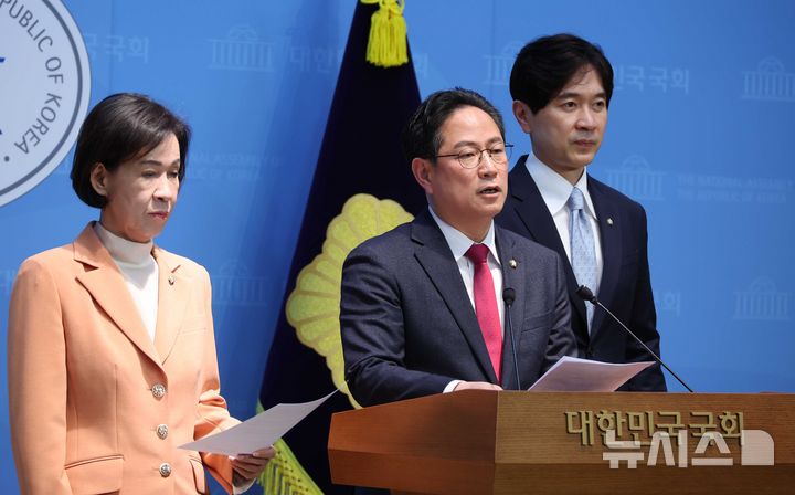 [서울=뉴시스] 조성봉 기자 = 박수영 국민의힘 의원과 국회 재정경제위원회 국힘 소속 의원들이 17일 서울 여의도 국회 본관 소통관에서 주택을 오래 보유할수록 양도소득세를 깎아주는 장기보유 특별공제(장특공제) 관련 기자회견을 하고 있다. 왼쪽부터 이인선 의원, 박 의원, 박성훈 의원. 2026.04.17.suncho21@newsis.com