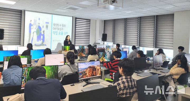 [나주=뉴시스] 나주 청년들이 AI를 활용한 OA정복 과정을 수강하고 있다. (사진=나주시 제공) photo@newsis.com