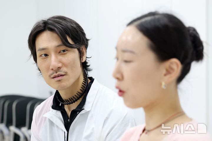 [서울=뉴시스] 박진희 기자 = 유니버설발레단 수석무용수 홍향기와 이동탁이 지난 16일 서울 강서구 연습실에서 인터뷰에 앞서 포즈를 취하고 있다. 두 무용수는 유니버설발레단이 창작 40주년을 맞아 올리는 레퍼토리 '심청'의 백미 ‘문라이트 파드되(2인무)’를 선보일 예정이다. 2026.04.18. pak7130@newsis.com