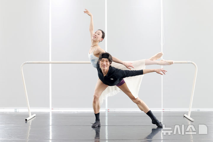 [서울=뉴시스] 박진희 기자 = 유니버설발레단 수석무용수 홍향기와 이동탁이 지난 16일 서울 강서구 연습실에서 인터뷰에 앞서 포즈를 취하고 있다. 두 무용수는 유니버설발레단이 창작 40주년을 맞아 올리는 레퍼토리 '심청'의 백미 ‘문라이트 파드되(2인무)’를 선보일 예정이다. 2026.04.18. pak7130@newsis.com