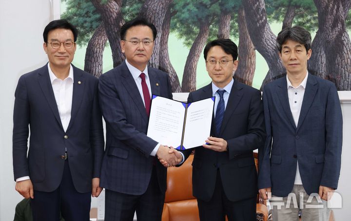 [서울=뉴시스] 조성봉 기자 = 천준호 더불어민주당 원내운영수석부대표와 유상범 국민의힘 원내운영수석부대표가 17일 오후 서울 여의도 국회 운영위원장실에서 6.3지방선거 관련 여야 합의문을 들고 악수를 하고 있다. 왼쪽부터 서일준 국회 정개특위 국민의힘 간사, 유 원내운영수석부대표, 천 원내운영수석부대표, 윤건영 정개특위 더불어민주당 간사. 2026.04.17. suncho21@newsis.com
