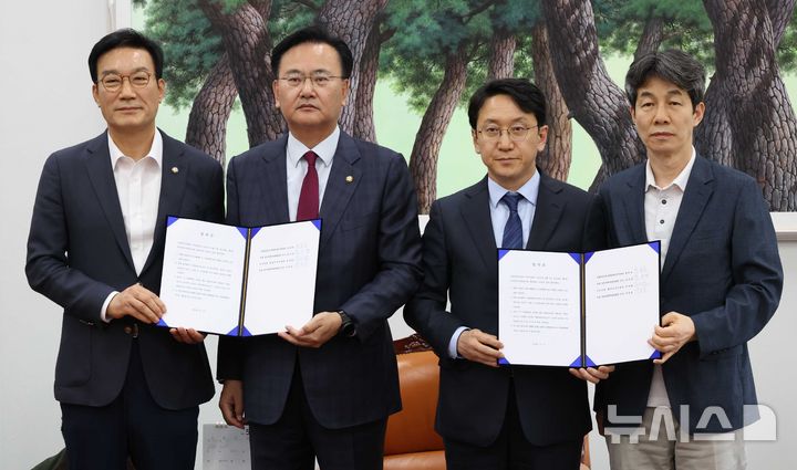 [서울=뉴시스] 조성봉 기자 = 천준호 더불어민주당 원내운영수석부대표와 유상범 국민의힘 원내운영수석부대표가 17일 오후 서울 여의도 국회 운영위원장실에서 6.3지방선거 관련 여야 합의문을 들고 기념촬영을 하고 있다. 왼쪽부터 서일준 국회 정개특위 국민의힘 간사, 유 원내운영수석부대표, 천 원내운영수석부대표, 윤건영 정개특위 더불어민주당 간사. 2026.04.17. suncho21@newsis.com