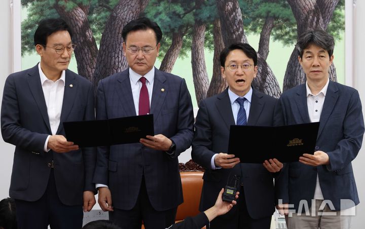 [서울=뉴시스] 조성봉 기자 = 천준호 더불어민주당 원내운영수석부대표가 17일 오후 서울 여의도 국회 운영위원장실에서 6.3지방선거 관련 여야 합의문을 발표하고 있다. 왼쪽부터 서일준 국회 정개특위 국민의힘 간사, 유상범 원내운영수석부대표, 천 원내운영수석부대표, 윤건영 정개특위 민주당 간사. 2026.04.17. suncho21@newsis.com