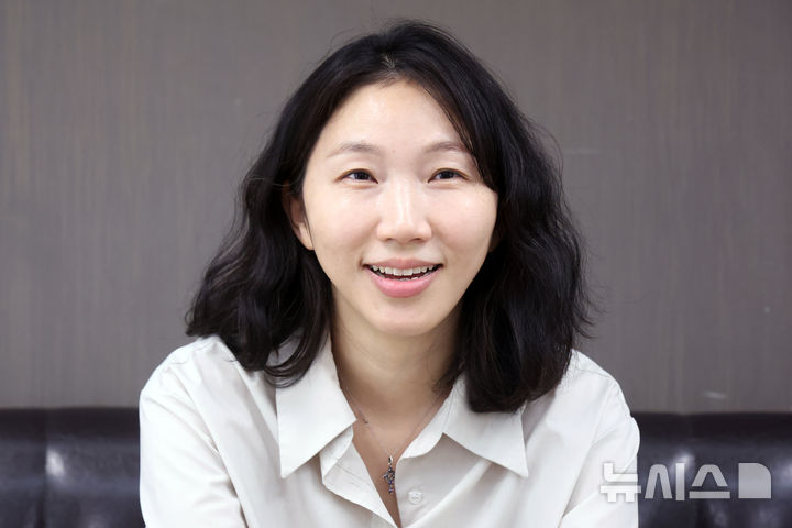 [서울=뉴시스] 박진희 기자 = 이현영 국립국어원 학예연구사가 지난 17일 서울 종로구 한 카페에서 인터뷰 하고 있다. 이현영 학예연구사는 최근 국립국어원 국어상담실의 이야기를 담은 '여보세요, 맞춤법 때문에 전화했습니다'를 출간했다. 2026.04.22. pak7130@newsis.com