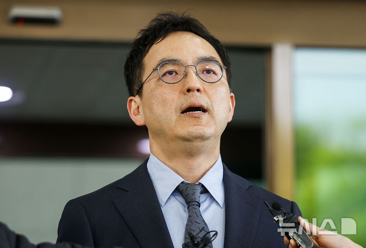 [서울=뉴시스] 정병혁 기자 = 구자현 검찰총장 직무대행이 17일 서울 서초구 대검찰청 앞에서 국회에서 진행 중인 윤석열 정권 정치검찰 조작기소 의혹 사건 진상규명 국정조사와 관련해 입장을 밝히고 있다. 2026.04.17. jhope@newsis.com