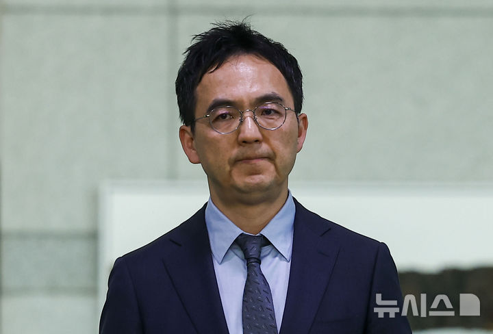 [서울=뉴시스] 정병혁 기자 = 구자현 검찰총장 직무대행이 지난 4월 17일 서울 서초구 대검찰청 앞에서 국회에서 진행 중인 윤석열 정권 정치검찰 조작기소 의혹 사건 진상규명 국정조사와 관련해 입장을 밝히기 위해 이동하고 있다. 2026.04.17. jhope@newsis.com