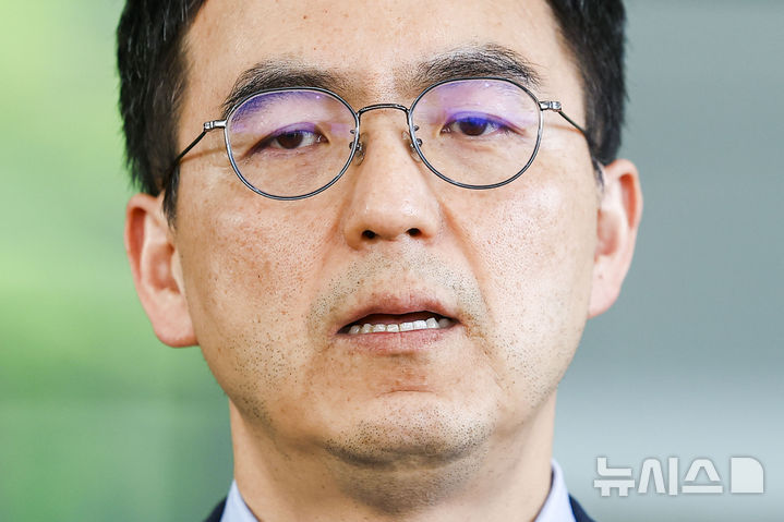 [서울=뉴시스] 정병혁 기자 = 구자현 검찰총장 직무대행이 지난 17일 서울 서초구 대검찰청 앞에서 국회에서 진행 중인 윤석열 정권 정치검찰 조작기소 의혹 사건 진상규명 국정조사와 관련해 입장을 밝히고 있다. 2026.04.30. jhope@newsis.com