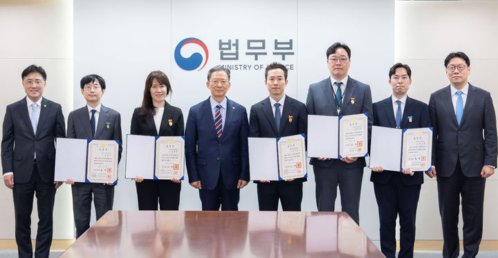 [서울=뉴시스] 정병혁 기자 = 정성호 법무부 장관이 17일 경기 과천시 법무부에서 열린 검찰업무수행 유공 정부포상 전수식에서 기념촬영을 하고 있다. (사진=법무부 제공) 2026.04.17. photo@newsis.com *재판매 및 DB 금지