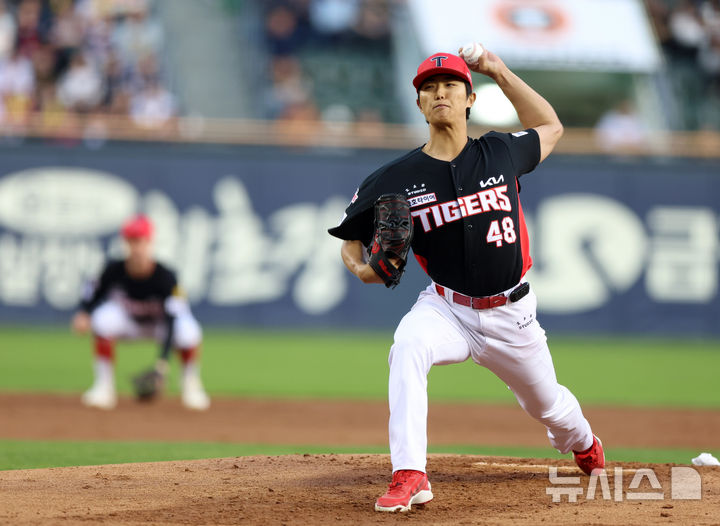 [서울=뉴시스] 이영환 기자 = 17일 오후 서울 송파구 잠실야구장에서 열린 2026 KBO리그 KIA 타이거즈와 두산 베어스의 경기, 1회말 KIA 선발 이의리가 공을 던지고 있다. 2026.04.17. 20hwan@newsis.com