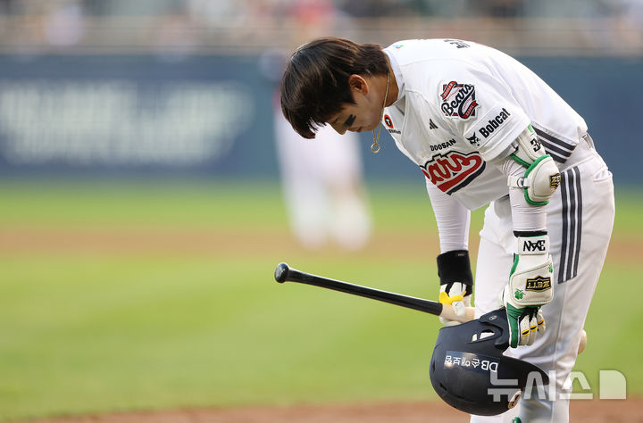 [서울=뉴시스] 이영환 기자 = 17일 오후 서울 송파구 잠실야구장에서 열린 2026 KBO리그 KIA 타이거즈와 두산 베어스의 경기, 1회말 두산 선두타자 박찬호가 KIA 덕아웃과 팬들을 향해 인사를 하고 있다. 2026.04.17. 20hwan@newsis.com