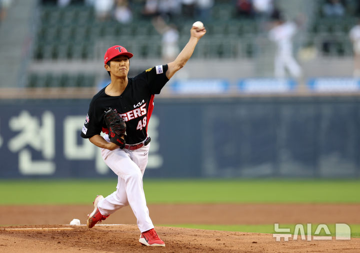 [서울=뉴시스] 이영환 기자 = 17일 오후 서울 송파구 잠실야구장에서 열린 2026 KBO리그 KIA 타이거즈와 두산 베어스의 경기, 1회말 KIA 선발 이의리가 공을 던지고 있다. 2026.04.17. 20hwan@newsis.com