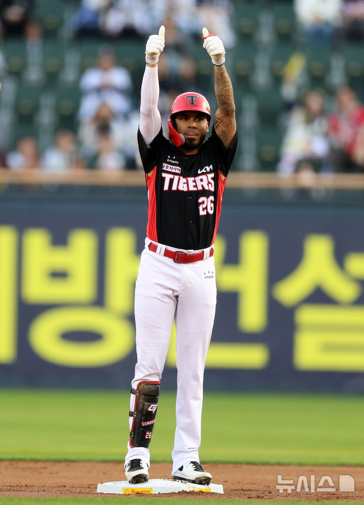 [서울=뉴시스] 이영환 기자 = 17일 오후 서울 송파구 잠실야구장에서 열린 2026 KBO리그 KIA 타이거즈와 두산 베어스의 경기, 1회초 2사 1,2루에서 KIA 카스트로가 2타점 2루타를 날린 후 세리머니를 하고 있다. 2026.04.17. 20hwan@newsis.com