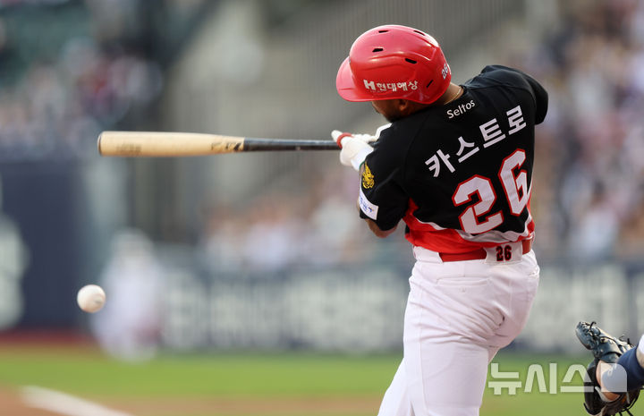 [서울=뉴시스] 이영환 기자 = 17일 오후 서울 송파구 잠실야구장에서 열린 2026 KBO리그 KIA 타이거즈와 두산 베어스의 경기, 1회초 2사 1,2루에서 KIA 카스트로가 2타점 2루타를 날리고 있다. 2026.04.17. 20hwan@newsis.com