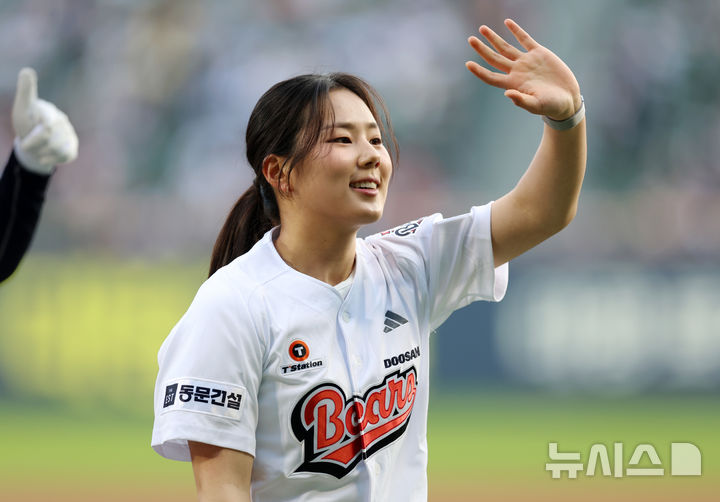 [서울=뉴시스] 이영환 기자 = 여자 야구 국가대표 박주아가 17일 오후 서울 송파구 잠실야구장에서 열린 2026 KBO리그 KIA 타이거즈와 두산 베어스의 경기에서 시구를 마친 후 인사를 하고 있다. 2026.04.17. 20hwan@newsis.com