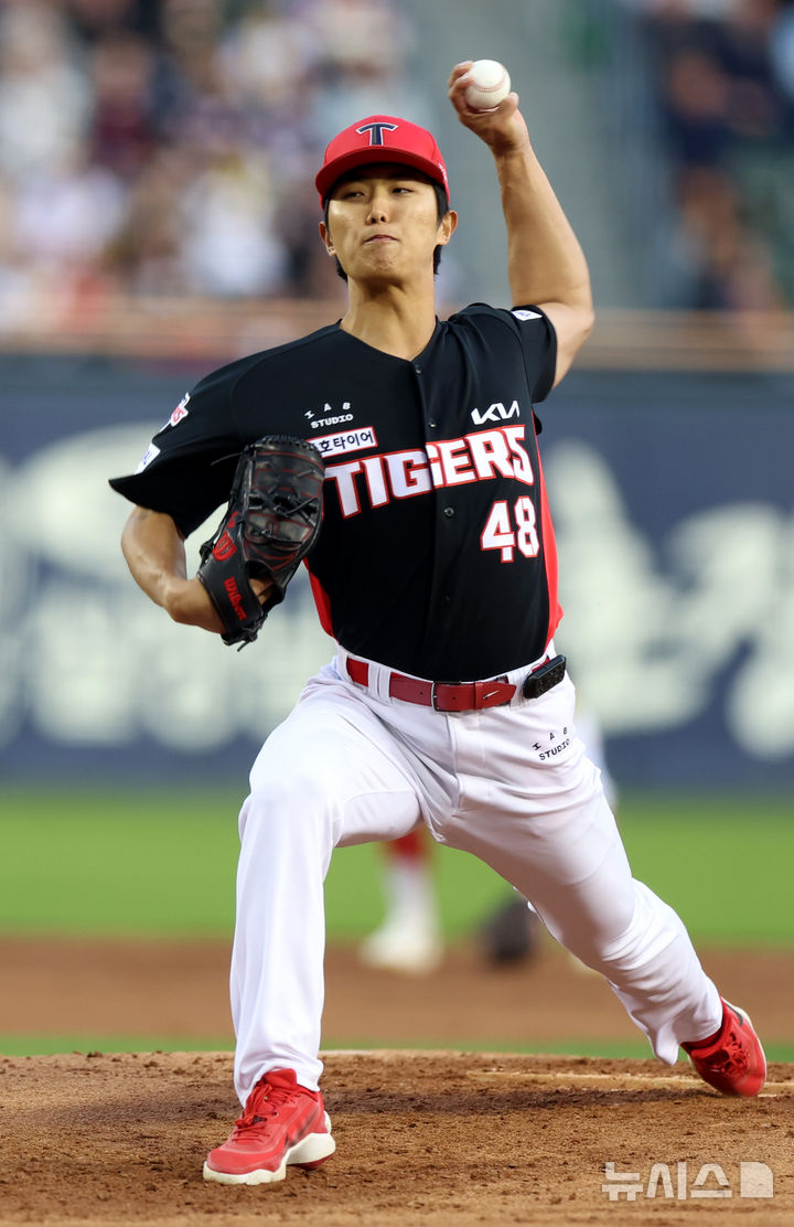 [서울=뉴시스] 이영환 기자 = 17일 오후 서울 송파구 잠실야구장에서 열린 2026 KBO리그 KIA 타이거즈와 두산 베어스의 경기, 1회말 KIA 선발 이의리가 공을 던지고 있다. 2026.04.17. 20hwan@newsis.com