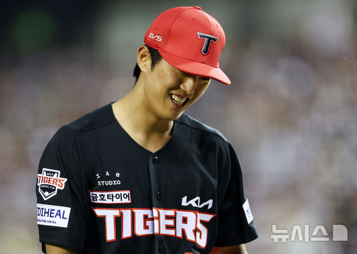 [서울=뉴시스] 이영환 기자 = 17일 오후 서울 송파구 잠실야구장에서 열린 2026 KBO리그 KIA 타이거즈와 두산 베어스의 경기, 3회말 수비를 마친 KIA 선발 이의리가 미소를 짓고 있다. 2026.04.17. 20hwan@newsis.com