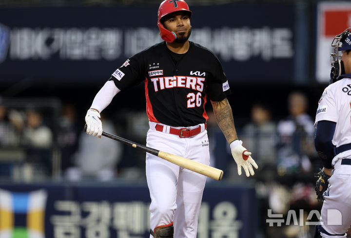 [서울=뉴시스] 이영환 기자 = 17일 오후 서울 송파구 잠실야구장에서 열린 2026 KBO리그 KIA 타이거즈와 두산 베어스의 경기, 3회초 1사 1루에서 KIA 카스트로가 삼진 아웃 당한 후 아쉬워 하고 있다. 2026.04.17. 20hwan@newsis.com