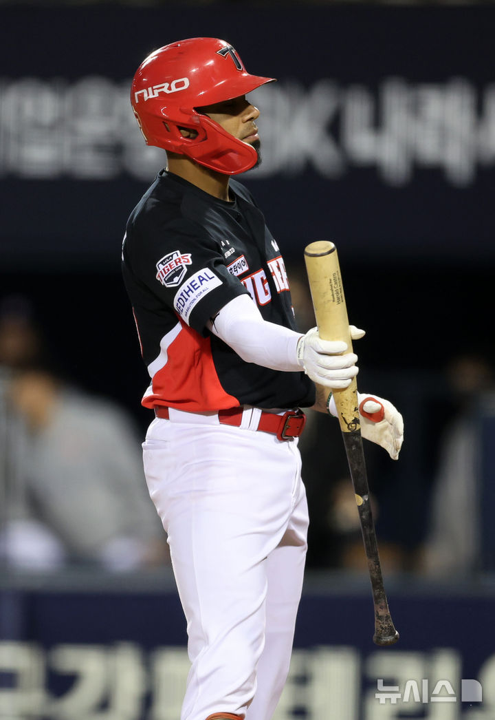 [서울=뉴시스] 이영환 기자 = 17일 오후 서울 송파구 잠실야구장에서 열린 2026 KBO리그 KIA 타이거즈와 두산 베어스의 경기, 5회초 2사 1,2루에서 KIA 카스트로가 삼진 아웃 당한 후 아쉬워 하고 있다. 2026.04.17. 20hwan@newsis.com