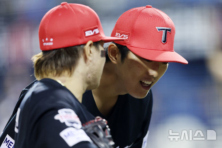 [서울=뉴시스] 이영환 기자 = 17일 오후 서울 송파구 잠실야구장에서 열린 2026 KBO리그 KIA 타이거즈와 두산 베어스의 경기, 5회말 2사 1,2루에서 두산 박준순을 삼진 아웃으로 잡고 수비를 마친 KIA 선발 이의리가 덕아웃으로 향하며 김선빈과 대화를 하고 있다. 2026.04.17. 20hwan@newsis.com