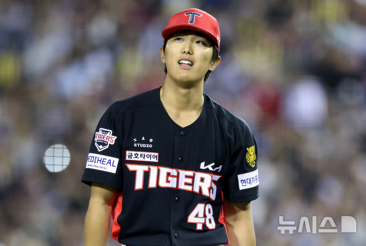 [서울=뉴시스] 이영환 기자 = 17일 오후 서울 송파구 잠실야구장에서 열린 2026 KBO리그 KIA 타이거즈와 두산 베어스의 경기, 5회말 2사 1,2루에서 두산 박준순을 삼진 아웃으로 잡고 수비를 마친 KIA 선발 이의리가 미소를 짓고 있다. 2026.04.17. 20hwan@newsis.com