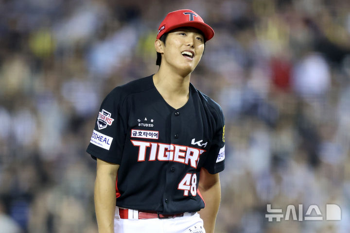 [서울=뉴시스] 이영환 기자 = 17일 오후 서울 송파구 잠실야구장에서 열린 2026 KBO리그 KIA 타이거즈와 두산 베어스의 경기, 5회말 2사 1,2루에서 두산 박준순을 삼진 아웃으로 잡고 수비를 마친 KIA 선발 이의리가 덕아웃으로 향하고 있다. 2026.04.17. 20hwan@newsis.com